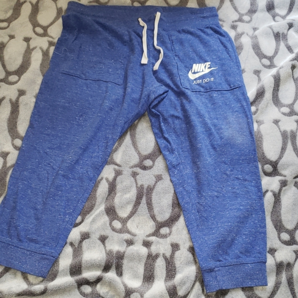Nike cropped pant